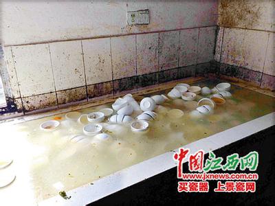 豆制品黑作坊 六安豆制品作坊车间里苍蝇飞舞 污水横流