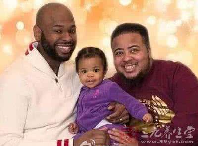 变性男子 生下女儿 变性男子生下女儿 女儿有两个长着大胡子的爸爸