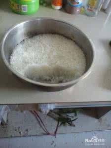 电饭锅蒸米饭放多少水 电饭锅蒸米饭放多少水 电饭锅蒸米饭方法有哪些