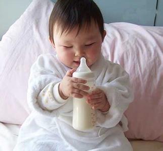 喝牛奶腹胀怎么办 喝牛奶腹胀怎么办 宝宝饮食健康,宝宝喝牛奶为什么会腹胀?