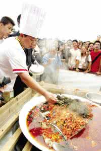 qq超市顾客太多 餐馆炒菜放油太多,损害的是顾客健康！