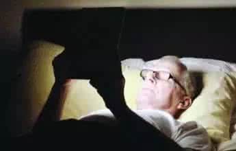 把老婆绑在床上怎么玩 晚上在床上玩手机的你，这个很有用，特别第2条