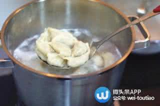 冻水饺怎么煮不破皮 煮水饺不破皮的秘诀, 只要水烧开前加些这个就可以!