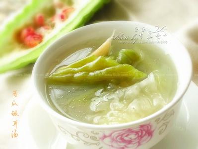夏季银耳汤 夏季适合喝什么汤 推荐苦瓜银耳汤