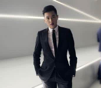 美女穿黑色职业西裤 张若昀 张若昀把西裤穿出了九分裤的时尚,鞋底真是辣眼睛