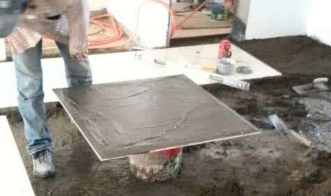 地砖干铺和湿铺的区别 地砖干铺和湿铺有什么区别？那种铺法更牢固