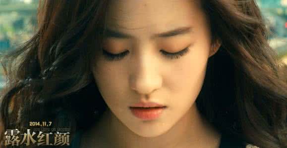 助理伺候刘亦菲穿鞋 长成刘亦菲这样,穿啥是不是不太重要了