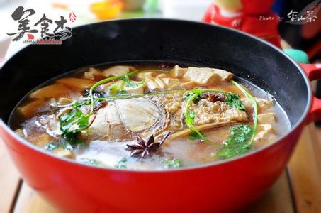 鱼头炖豆腐 主妇快餐 -- 铁锅鱼头炖豆腐