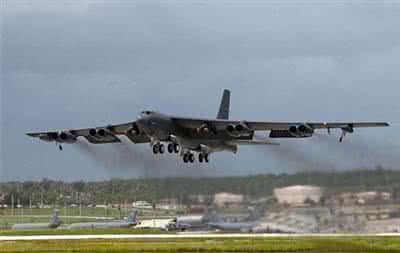 关岛美军基地 美军B-52轰炸机关岛坠毁 7年前曾坠毁6人丧生