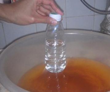 男人尿液发红 尿液发红怎么回事 男人须知丨尿液发红是咋回事？发现血尿怎么办？