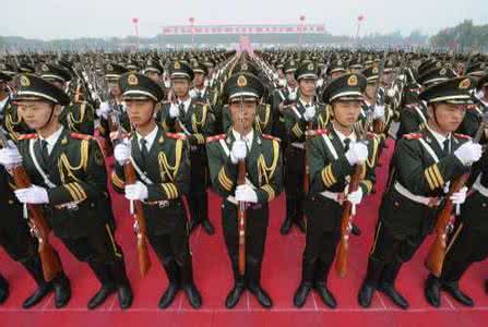 50周年国庆大阅兵 60大阅兵 关于国庆60周年大阅兵场景如图所示，下列说法正确的是（）A．旗手帽子上的军徽熠熠发光，因为军徽是光源