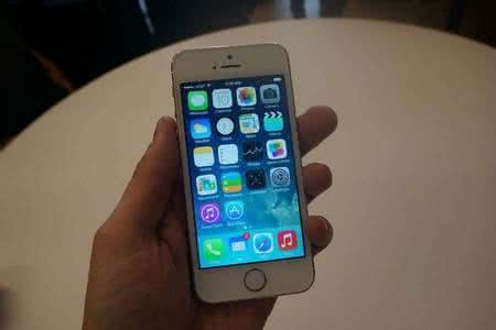 如何快速整理桌面图标 iPhone5S桌面图标如何快速整理