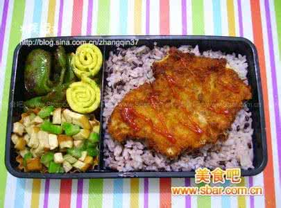 芹菜炒豆干 爱心盒饭158：炸猪排＋芹菜炒豆干＋虎皮青椒＋蛋饼