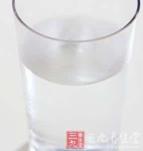每天喝八杯水能减肥吗 喝对清晨第1杯水 减肥事半功倍