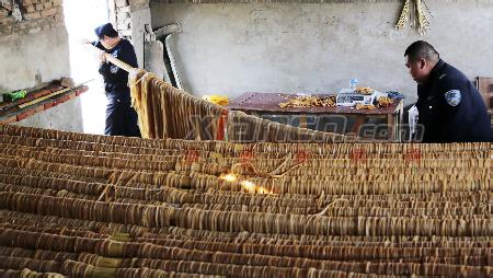 饲料添加剂 想办个饲料添加剂作坊 食材堆墙边添加剂乱用 黑作坊制酱货