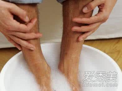 盐水泡脚伤肾还是补肾 男人用盐水泡脚可补肾抗衰老