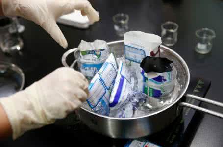 蒙牛纯牛奶致癌物超标 牛奶连袋加热可致铝超标 未超120度不会