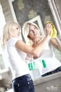 卫生间镜子如何擦干净 如何擦镜子