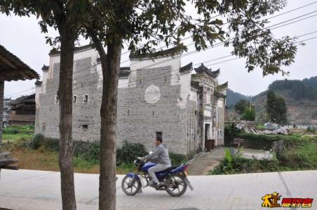 题青冈时兄友山楼