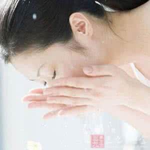 淘米水洗脸的好处 淘米水洗脸的好处 【用淘米水洗脸好吗】用淘米水洗脸的好处