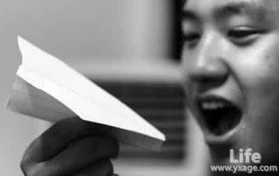 丢纸飞机前哈口气 为什么仍纸飞机前要先哈口气