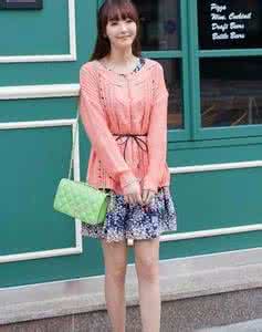 粉色针织衫搭配图片 粉色短款针织开衫怎么搭配