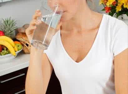 苏打水 碱中毒 喝苏打水碱中毒 女白领喝半年苏打水致碱中毒 喝苏打水要注意什么