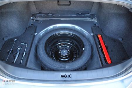 后备箱备胎盖板 后备箱备胎盖板 后备箱备胎怎么拿？