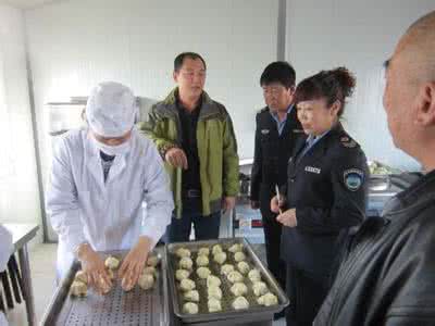 工地食堂检查 食药监局查了31家工地食堂 22家是无证经营