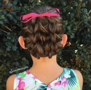 18款给女儿扎头发图片 她扎女儿的头发，扎出了十万粉丝……