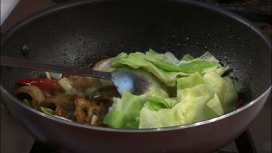 回锅肉与香菇菜心 【养生厨房 20150914 播出】 菜名: 菜心回锅肉;