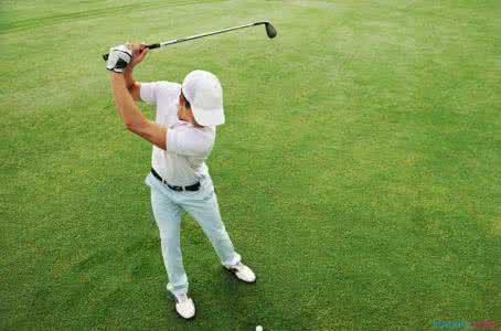 打高尔夫球教学视频 高尔夫球怎么打?打高尔夫球的实战经验