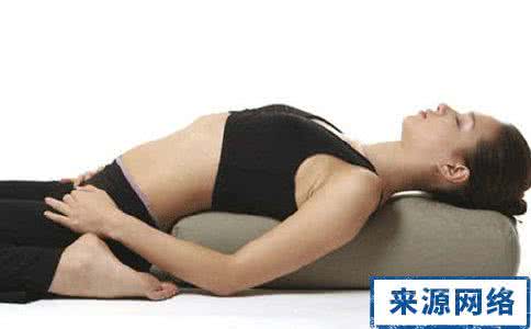 睡前3个瑜伽促进睡眠 睡前瑜伽4招式促进睡眠