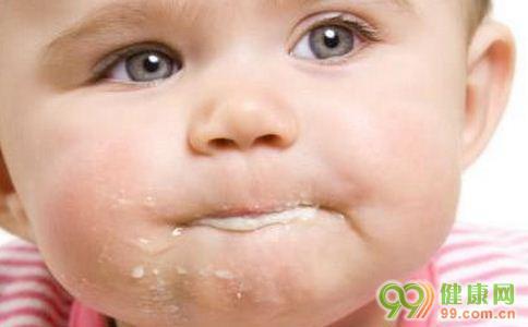 宝宝吐奶严重怎么办 宝宝吐奶严重怎么办 宝宝吐奶严重怎么缓解