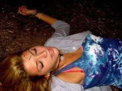 美女醉酒后被抱走开房 女子醉酒开房遭网友拍裸照威胁