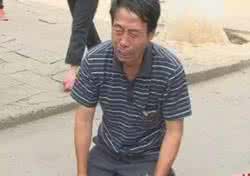 父老乡亲1996跪地视频 父为子跪地被校长羞辱,十年后身家千万儿子说了一段话