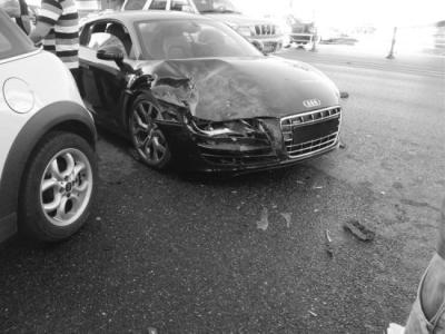 电瓶车逆行撞上机动车 兰州：奥迪车逆行撞上出租车，车体严重变形酿成惨案......