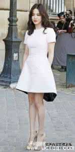 耐看型的女生很有气质 气质女人穿衣搭配图片 气质耐看又好搭配的单品，真的不挑人穿哦！