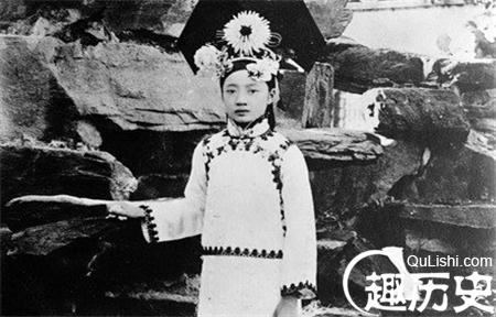 溥仪婉容 婉容是怎樣被迎娶入宮的 溥仪烧死婉容私生子