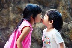 小男孩按倒小女孩亲嘴 看到女儿跟男孩亲嘴怎么办