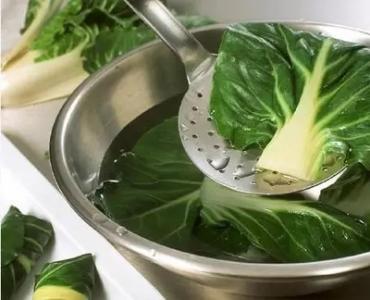 干煸菜花要焯水吗 煎鱼、焯菜、煮玉米都放点！它的妙用太多了