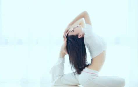 睡前瑜伽十分钟 睡前瑜伽 每天十分钟让你拥有傲人曲线