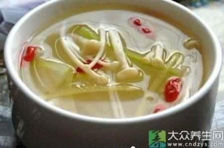 开胃金针菇 【一碗汤的幸福】一道开胃金针菇酸辣汤食材简单,味道鲜美,给心爱的人做一碗吧!