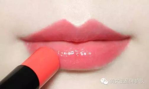 水润双唇 一秒打造水润粉嫩双唇：SAMPAR玫瑰精油成秋冬润唇新神器