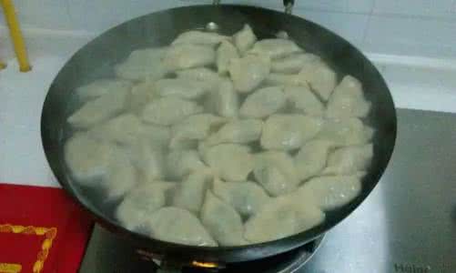 水饺冷水煮 煮水饺用沸水还是冷水？常识也会出错？！