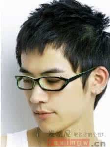 戴眼镜男生发型 戴眼镜适合什么发型 眼镜男的专属发型,帅呆了!