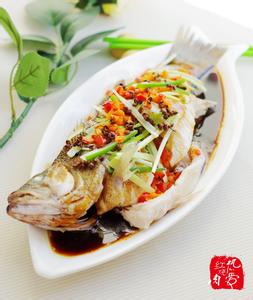 清蒸鲈鱼 清蒸鲈鱼——春节家宴之一【美食春晚】