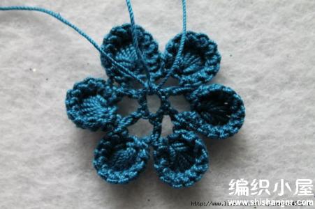 娟子钩针编织双色包包 【编织教程】精致的双色双层钩针小花图片教程