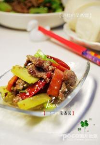 川菜泡椒鸡杂的做法 泡椒，川菜的杀手锏 —— 川香香芹泡椒牛肉片（附牛肉滑嫩的腌制方法）