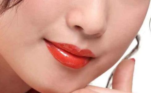 皮肤黑涂什么颜色口红 送妹子口红 皮肤黑涂什么口红好看 黑妹子的美唇技巧